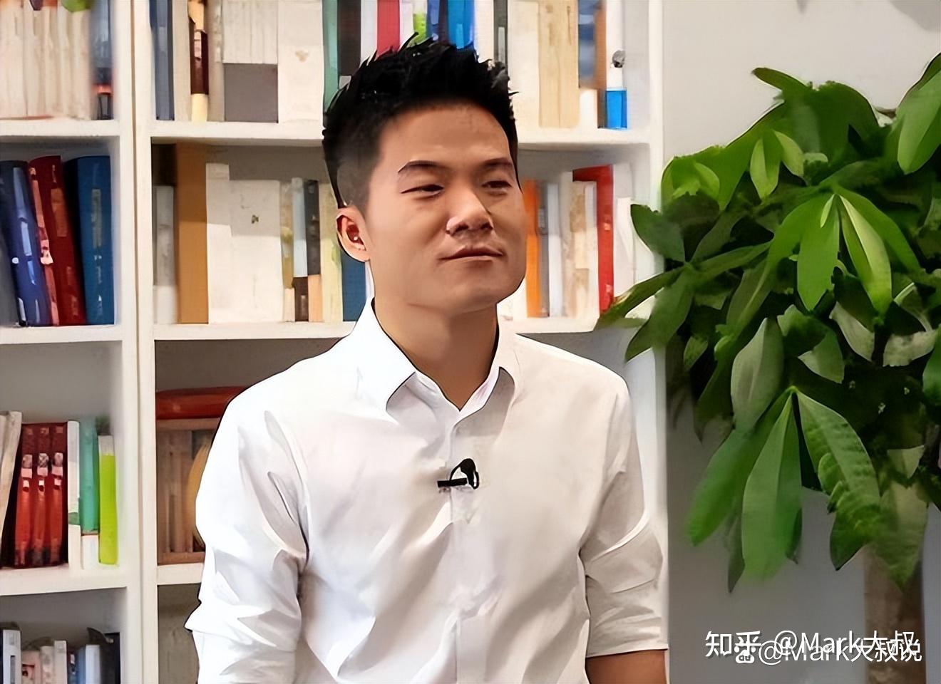 迟子建向董宇辉提出了一个引人深思的问题：“俞老师对你的成就影响如此之大