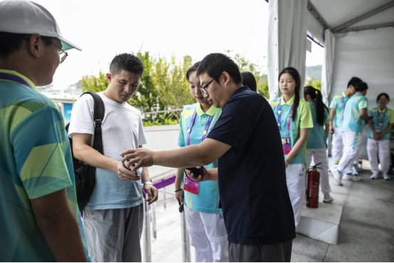 　　大麦亚运票务团队工作人员现场为观众验票